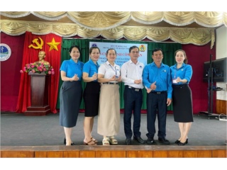 CÔNG ĐOÀN CƠ SỞ TRUNG TÂM Y TẾ VĨNH CỬU TRAO QUÀ TẾT CỦA CÔNG ĐOÀN NGÀNH CHO CÔNG ĐOÀN VIÊN
