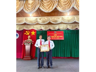 LỄ TRAO TẶNG HUY HIỆU 30 NĂM TUỔI ĐẢNG CHO ĐỒNG CHÍ PHAN THANH HẢI